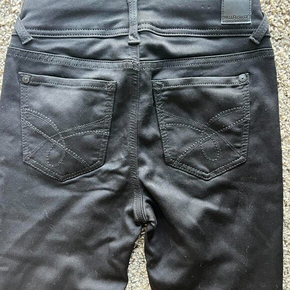 Black Wallflower Ultra Fit Mid Rise Womens 5 Long Strechy Mom Jeans - Picture 6 of 7